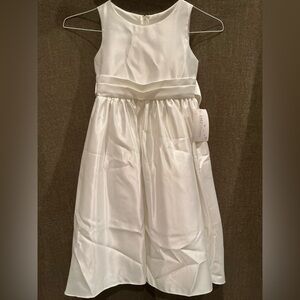 Elegant Satin White Sleeveless Flower Girl Dress Size 6